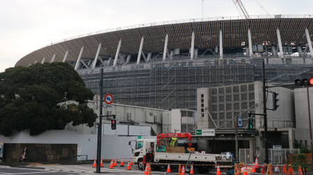 建設中の新国立競技場。ドーム屋根の骨組みなど巨大な外観が姿を現わす=東京都新宿区霞ヶ丘町