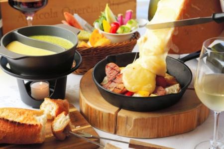 とろりと溶けたところを野菜や肉にかけてどうぞ。名物のラクレットチーズ