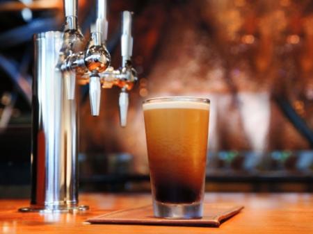 窒素ガスがカーテンのように下に降りていく様子が美しいスターバックス ナイトロ コールドブリュー コーヒー(スターバックス提供)