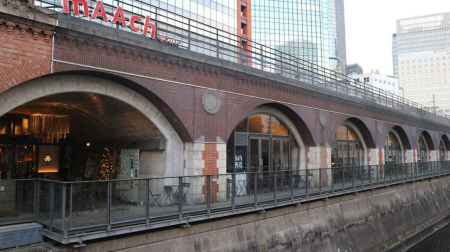 赤レンガの旧万世橋駅を再利用した商業施設マーチエキュート神田万世橋。ガラス越しに電車が走るのを眺められるカフェもある=東京都千代田区神田須田町1