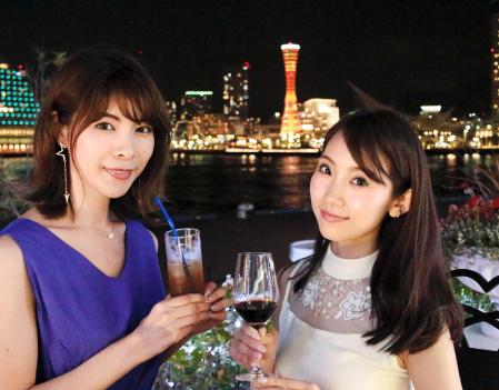 抜群の夜景が満喫できる「オーシャンズビアガーデン」=神戸市中央区新港町