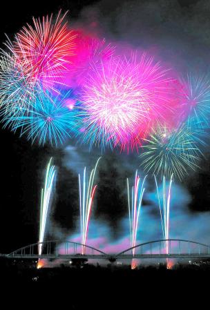 夜空に大輪の花が咲いた昨年の「加古川まつり花火大会」4日・加古川まつり個性的な新作登場