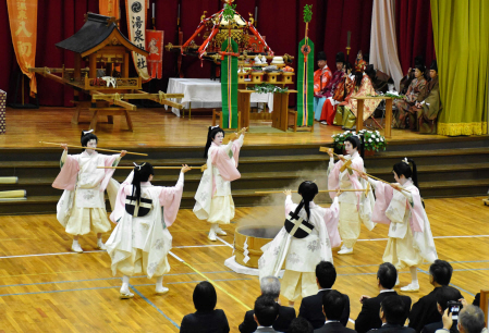 入初式で「湯もみ」をする芸妓衆=神戸市北区有馬町