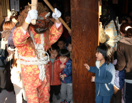子どもたちを脅かす鬼=加古川市加古川町北在家、鶴林寺