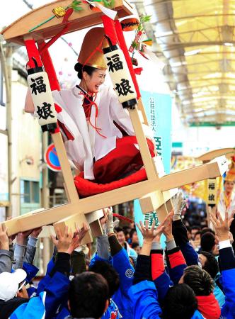 福娘を載せて大きく揺らされる駕籠=姫路市本町