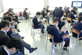 3年生の授業に加わってタブレット端末を使った授業を体感する教員ら=上野台中学校 3年生の授業に加わってタブレット端末を使った授業を体感する教員ら=上野台中学校