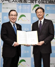 協定書を交わす神姫バスの長尾真社長(右)と森哲男市長=三田市役所