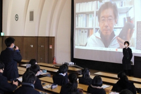 生徒からの質問に答える岩田准教授=三田祥雲館高校 生徒からの質問に答える岩田准教授=三田祥雲館高校