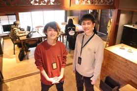 「OFFICE CAMPUS」の店内を案内する古家良和さん(左)、スタッフの大谷健太さん=三田市三田町 「OFFICE CAMPUS」の店内を案内する古家良和さん(左)、スタッフの大谷健太さん=三田市三田町