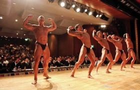 鍛え上げた自慢の肉体を披露するボディビル大会=神戸市中央区 鍛え上げた自慢の肉体を披露するボディビル大会=神戸市中央区