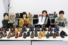 自分の作った作品を手にする学生=神戸医療福祉専門学校三田校 自分の作った作品を手にする学生=神戸医療福祉専門学校三田校