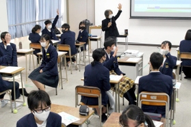 グループワークを取り入れて発表し合う生徒ら=狭間中学校 グループワークを取り入れて発表し合う生徒ら=狭間中学校