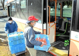 バスに野菜を積み込む生産者ら=1月、三田市下里 バスに野菜を積み込む生産者ら=1月、三田市下里