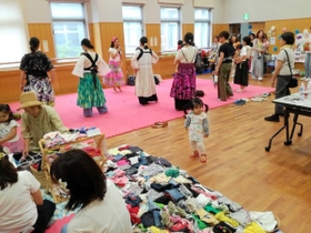 過去のチャリティーイベントで赤ちゃんを抱っこしてフラを楽しむ母親ら=2019年6月、三田市けやき台1(提供写真) 過去のチャリティーイベントで赤ちゃんを抱っこしてフラを楽しむ母親ら=2019年6月、三田市けやき台1(提供写真)