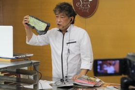 パッケージのデザインについて説明する小山さん=三田市ゆりのき台5 パッケージのデザインについて説明する小山さん=三田市ゆりのき台5