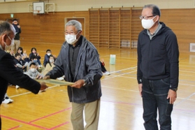 感謝状を受け取る岡政俊副代表(左)と上村哲三代表=けやき台小学校 感謝状を受け取る岡政俊副代表(左)と上村哲三代表=けやき台小学校