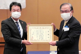 森哲男三田市長から60周年記念事業への感謝状を手渡される三田ロータリークラブの西省造会長(左)=ザ・セレクトンプレミア神戸三田ホテル(撮影・入江智美) 森哲男三田市長から60周年記念事業への感謝状を手渡される三田ロータリークラブの西省造会長(左)=ザ・セレクトンプレミア神戸三田ホテル(撮影・入江智美)