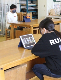 十数人ほどのグループに分かれて好きなスポーツや教科について話す=藍小学校 十数人ほどのグループに分かれて好きなスポーツや教科について話す=藍小学校