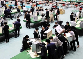 宝塚市長選の開票作業を行う同市職員ら=宝塚市小浜1(撮影・土井秀人) 宝塚市長選の開票作業を行う同市職員ら=宝塚市小浜1(撮影・土井秀人)