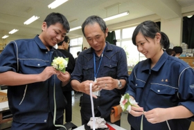 生徒からフラワーアレンジメントを学ぶ参加者=有馬高校(2018年5月) 生徒からフラワーアレンジメントを学ぶ参加者=有馬高校(2018年5月)