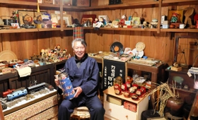 改装した蔵で古いポットを持つ畑光さん。古道具などがずらりと並ぶ=三田市三田町 改装した蔵で古いポットを持つ畑光さん。古道具などがずらりと並ぶ=三田市三田町