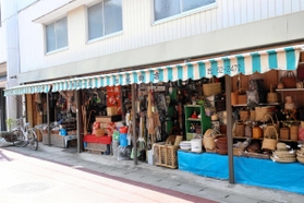 畑荒物店の外観=三田市三田町 畑荒物店の外観=三田市三田町