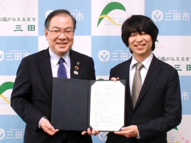 空き家活用で連携協定を結んだ森哲男市長(左)とNPO法人「兵庫空き家相談センター」の橋詰慎理事長=三田市役所 空き家活用で連携協定を結んだ森哲男市長(左)とNPO法人「兵庫空き家相談センター」の橋詰慎理事長=三田市役所