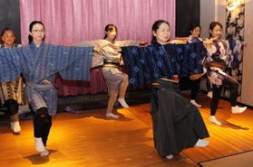 本番直前の稽古に励む一ノ葉さん(前列右)ら=三田市相生町 本番直前の稽古に励む一ノ葉さん(前列右)ら=三田市相生町