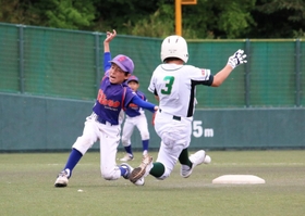 果敢に塁を狙うウッディボーイズイーストの選手=アメニスキッピースタジアム 果敢に塁を狙うウッディボーイズイーストの選手=アメニスキッピースタジアム