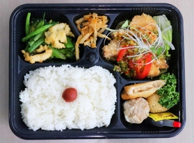 初日に届けられた「チャイナダイニング リゥ」の弁当=三田市民病院 初日に届けられた「チャイナダイニング リゥ」の弁当=三田市民病院