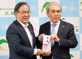 大阪ガスの東琢理事(右)から目録を受け取る森哲男市長=市役所 大阪ガスの東琢理事(右)から目録を受け取る森哲男市長=市役所