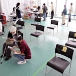 65歳以上の高齢者を対象にした新型コロナウイルスワクチンの集団接種が17日、市総合福祉センター駐車場(兵庫県三田市川除)の特設会場で始まった。この日は198人が接種。5月31日以降は同会場のほか、市