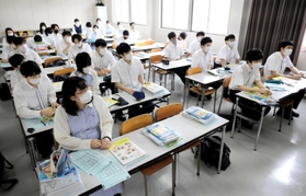 真剣な表情で学校説明を聞く生徒ら=三田モードビジネス専門学校 真剣な表情で学校説明を聞く生徒ら=三田モードビジネス専門学校