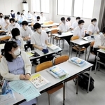 三田モードビジネス専門学校(兵庫県三田市相生町)でこのほど、オンラインでの進路説明会があった。同校には中学までに不登校を経験した子や発達障害の子などさまざまな背景を持つ生徒も通っており、卒業後の進路の意識づけに力を入れている。2、3年生の55人が参加し、神戸電子専門学校(神戸市中央区)など3校の紹介に聞き入った。(土井秀人)