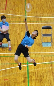力強いスマッシュを繰り出す藍の半田さん=三田学園 力強いスマッシュを繰り出す藍の半田さん=三田学園