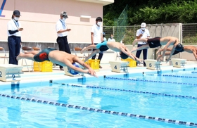 号砲とともに一斉に飛び込む選手=八景中学校 号砲とともに一斉に飛び込む選手=八景中学校