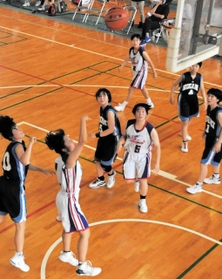 女子バスケットボール決勝でゴールを狙う八景の選手=春日中学校 女子バスケットボール決勝でゴールを狙う八景の選手=春日中学校