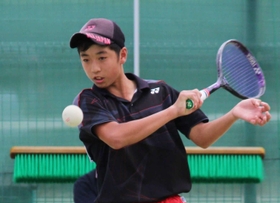 激しいラリーを制した和田の中西さん=下青野公園テニスコート 激しいラリーを制した和田の中西さん=下青野公園テニスコート