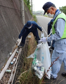道路沿いに空き缶が散乱していた=三田市内 道路沿いに空き缶が散乱していた=三田市内