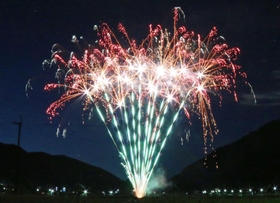薄暮の里山にあざやかな花火が打ち上がった=三田市酒井 薄暮の里山にあざやかな花火が打ち上がった=三田市酒井