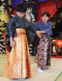 「以呂波」で兄弟がけんかする場面=欣勝寺 「以呂波」で兄弟がけんかする場面=欣勝寺