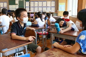 久々の再会を喜ぶ子どもたち=学園小学校 久々の再会を喜ぶ子どもたち=学園小学校