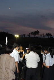 望遠鏡で見た月を撮影する三田祥雲館高校の生徒ら=2020年、三田市学園1 望遠鏡で見た月を撮影する三田祥雲館高校の生徒ら=2020年、三田市学園1
