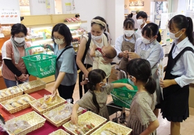 大人も子どもも興味津々でパンを選んだ=三田市川除 大人も子どもも興味津々でパンを選んだ=三田市川除