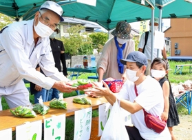 野菜を買い求める親子=三田市下深田 野菜を買い求める親子=三田市下深田