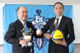 連携協定を結んだ神戸三田ブレイバーズの川崎大介代表(左)と兵庫デルフィーノの岩本正吾代表=三田市三田町 連携協定を結んだ神戸三田ブレイバーズの川崎大介代表(左)と兵庫デルフィーノの岩本正吾代表=三田市三田町