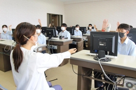 記者の問いかけに手を上げる生徒=三田市学園1(撮影・成瀬璃菜さん) 記者の問いかけに手を上げる生徒=三田市学園1(撮影・成瀬璃菜さん)