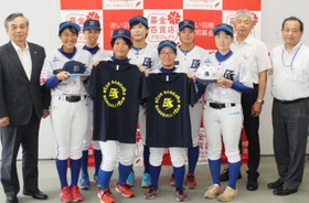 オリジナルグッズを持つブルサンメンバーら=三田市川除 オリジナルグッズを持つブルサンメンバーら=三田市川除