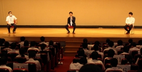 生徒の問いに答える登壇者=三田学園 生徒の問いに答える登壇者=三田学園