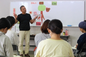 人生を木の成長に例える松木さん=三田市三田町 人生を木の成長に例える松木さん=三田市三田町